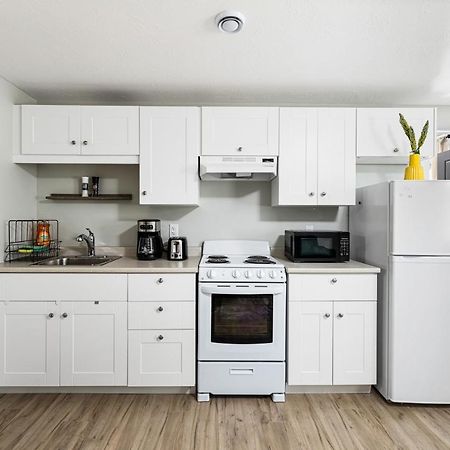 One Bedroom Apartment Moncton North ! Εξωτερικό φωτογραφία